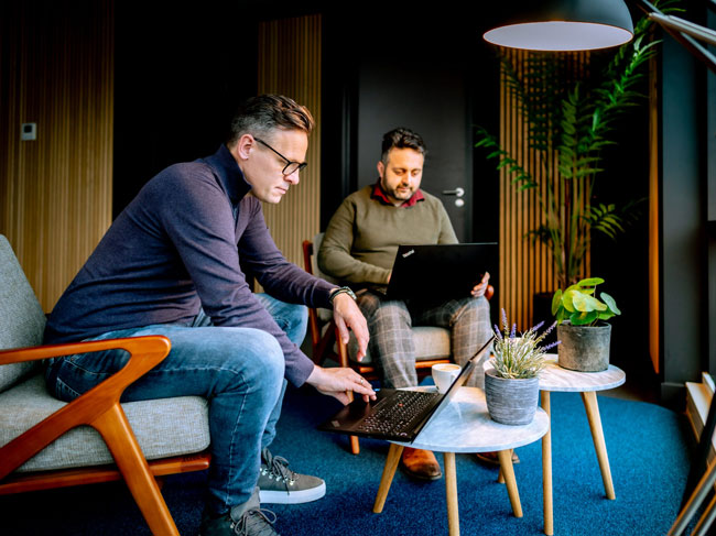 Marketeers overleggen bij een bureau over online marketing strategie