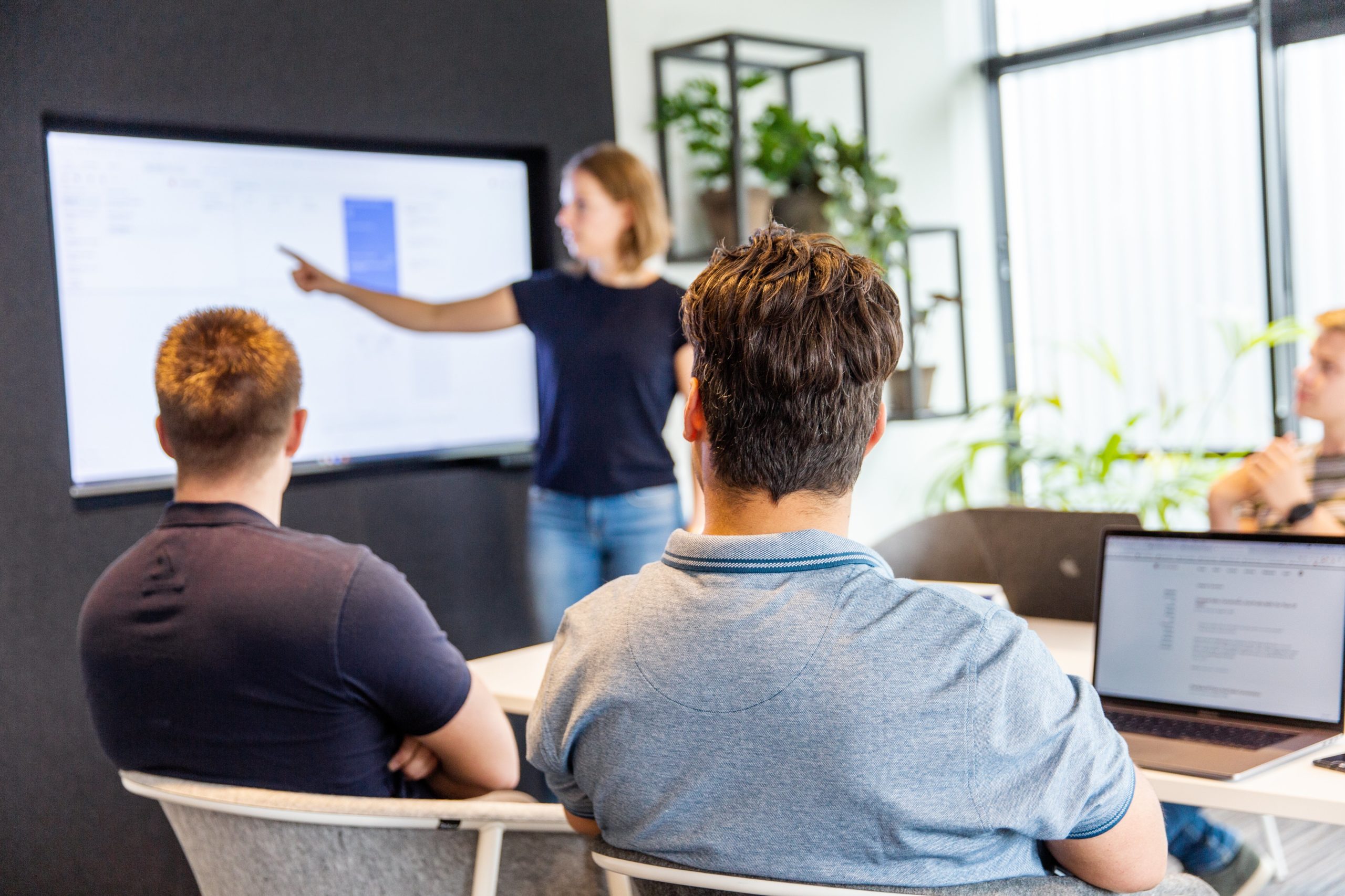 HubSpot dashboard met analytische grafieken voor online marketinginzichten.