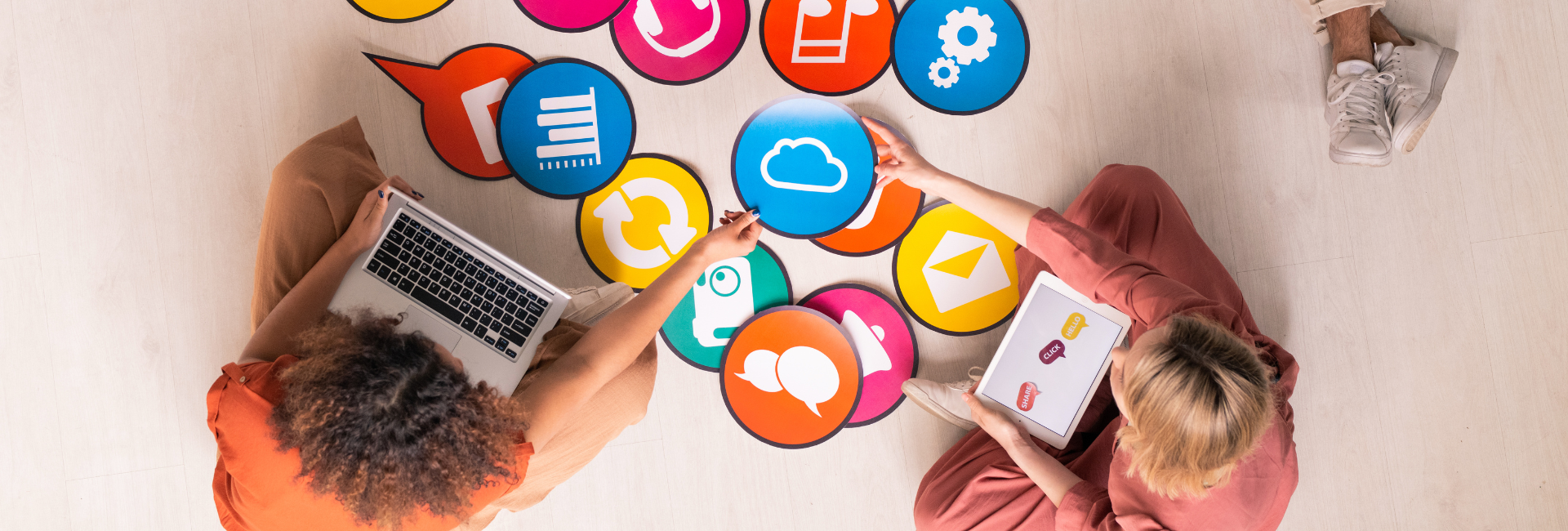 Moderne website header met online marketing en SEO elementen