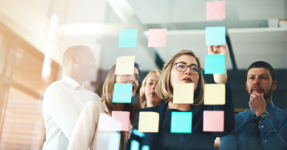 Professionele marketingafdeling die online marketingstrategieën ontwikkelt op kantoor.