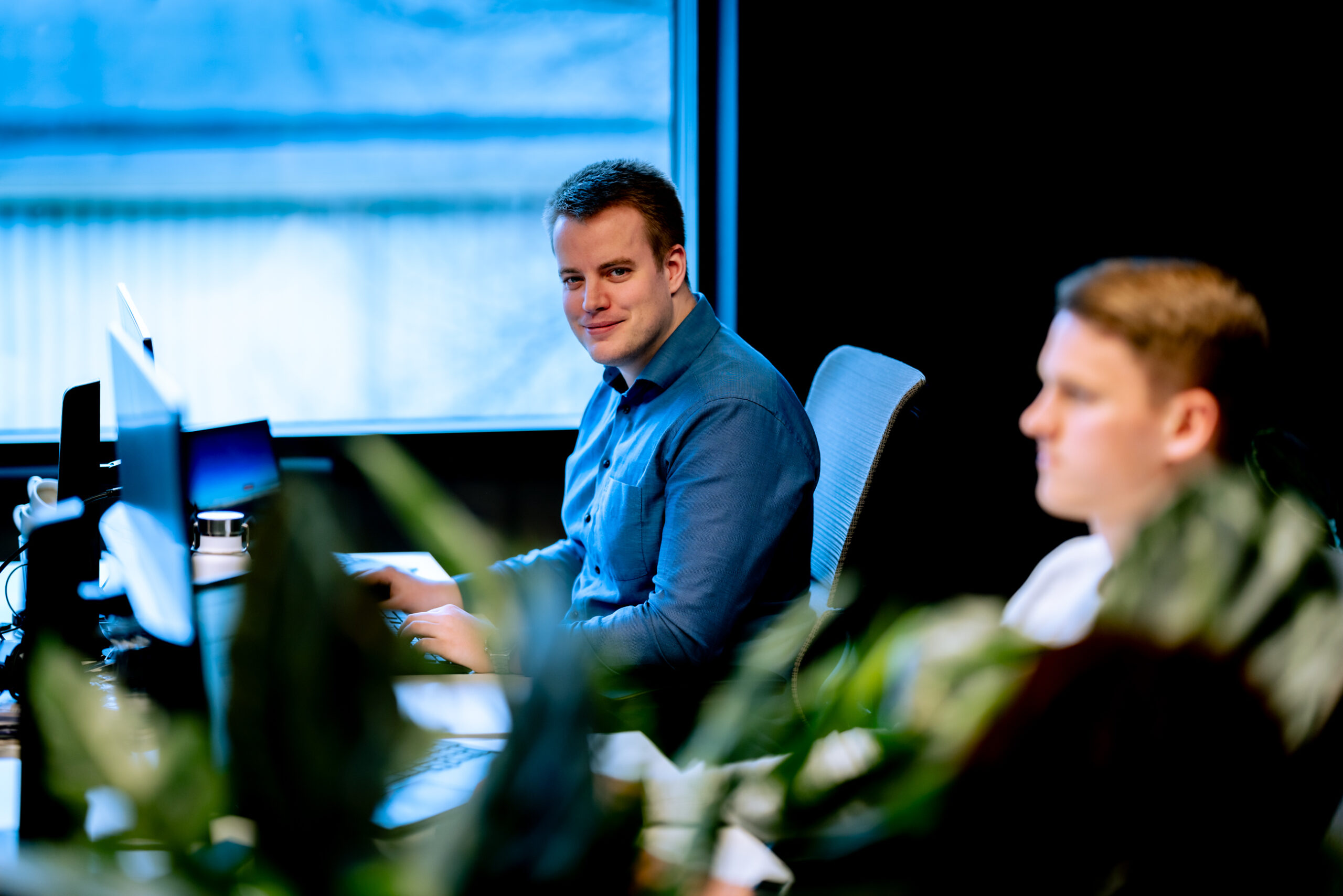 Man geeft presentatie over online marketingstrategie bij Conversie Partners.