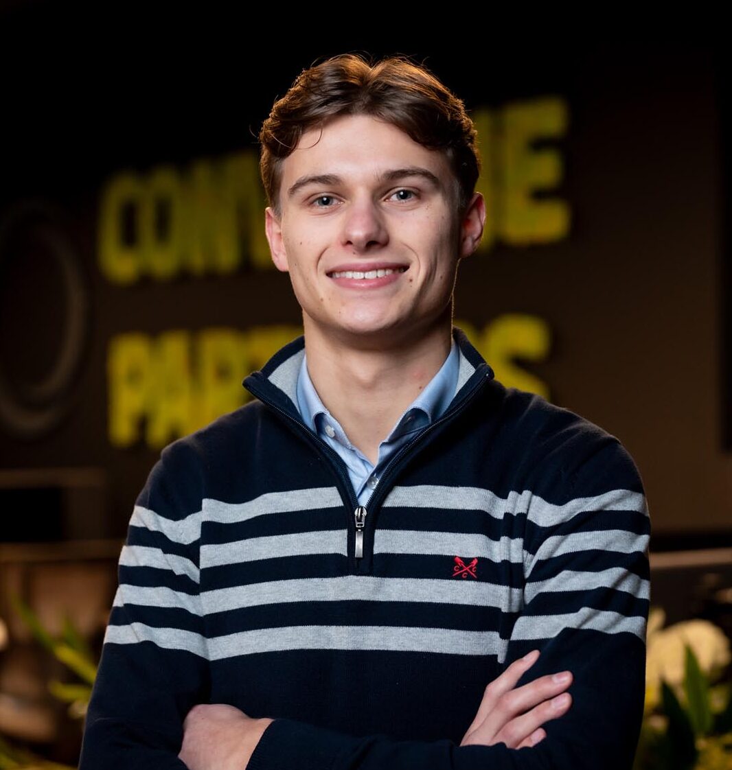 Professioneel man spreek tijdens een online marketing presentatie over SEO-strategieën.